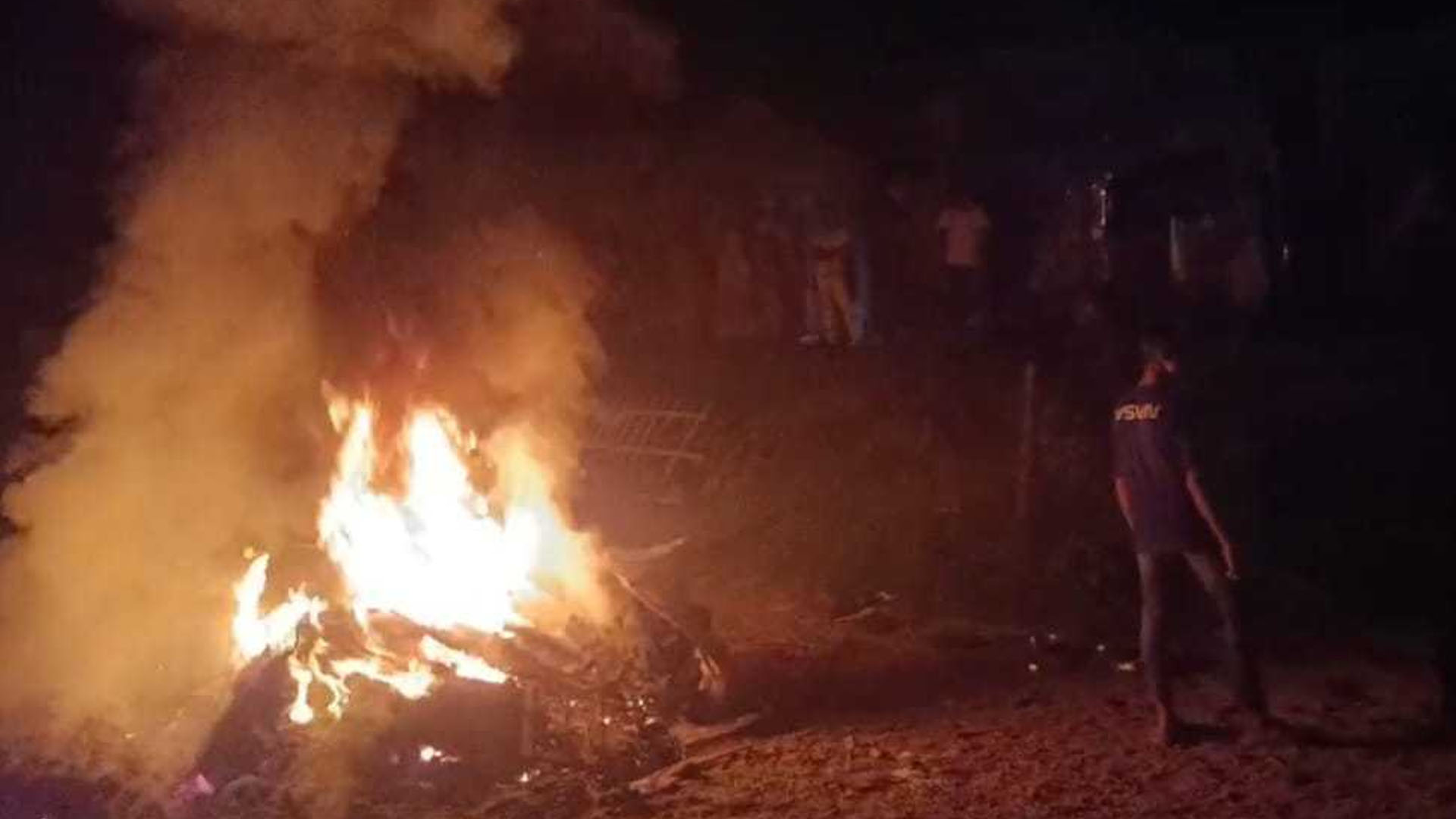 ১০ টাকার লোভ দেখিয়ে শিশুকে ধর্ষণ, প্রতিবেশীর বাড়িতে আগুন